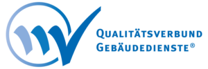 Das Logo des Qualitätsverbund Gebäudedienste. Auf der linken Seite ist ein Kreis abgebildet mit zwei ansetzenden Strichen, die im dritten einen Haken in blau ergeben. Rechts davon ist in blau und Großbuchstaben die Aufschrift „Qualitätsverbund Gebäudedienste“ zu sehen.